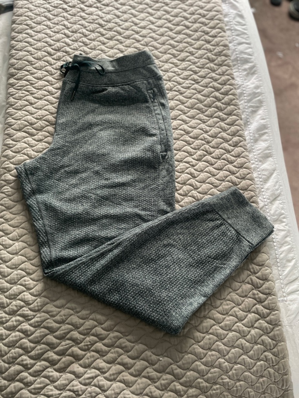 Lululemon women’s joggers with pockets size 14